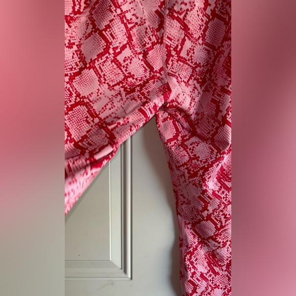 Never Worn Fabletics Define Powerhold Capri Leggings in Pink Persimmon Python - Picture 11 of 11